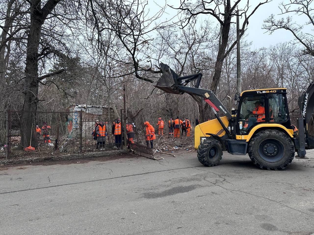 В Одесі ліквідовують масштабне сміттєзвалище (фото)