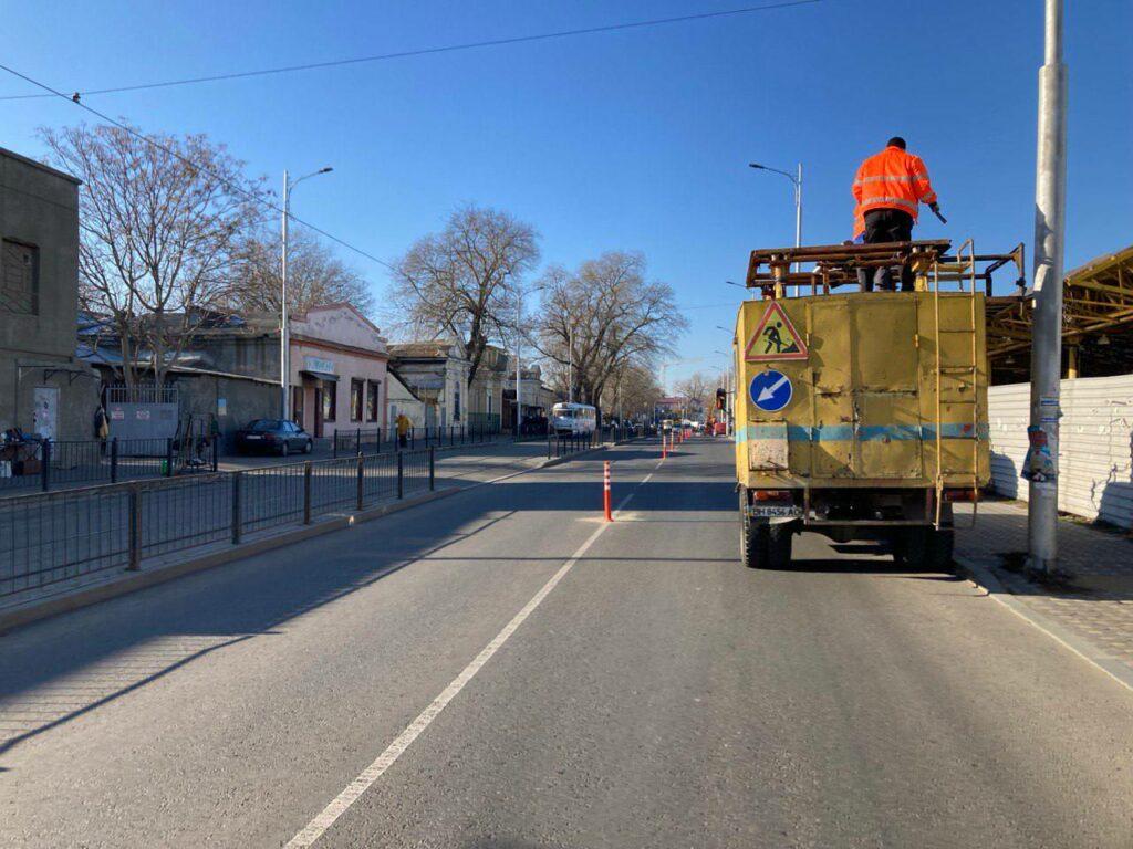 В Одессе на важных участках дорог устанавливают разграничительные столбики (фото)