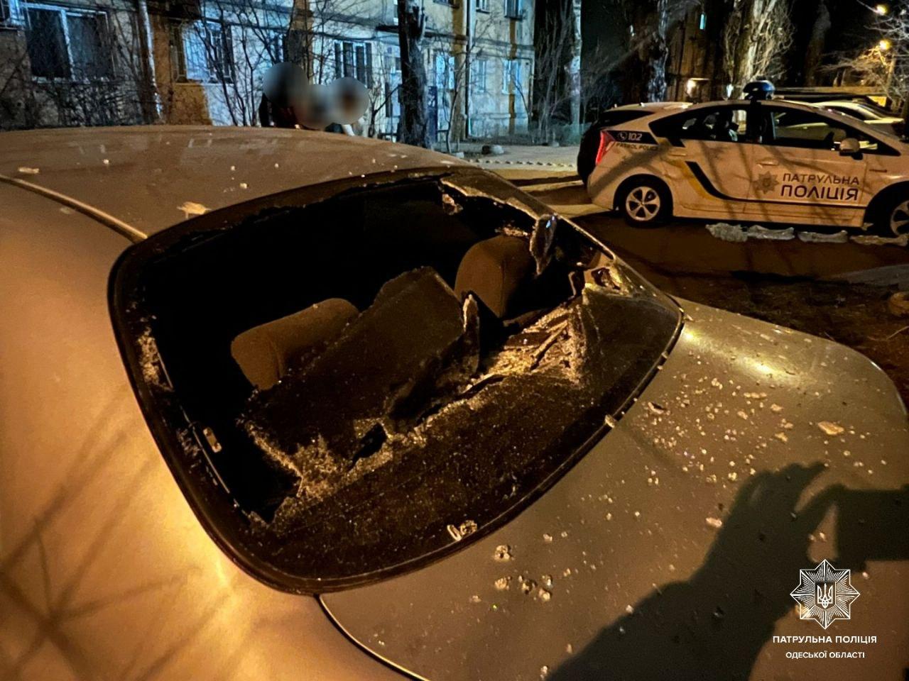 Одеські патрульні затримали чоловіка, який розтрощив чужу автівку