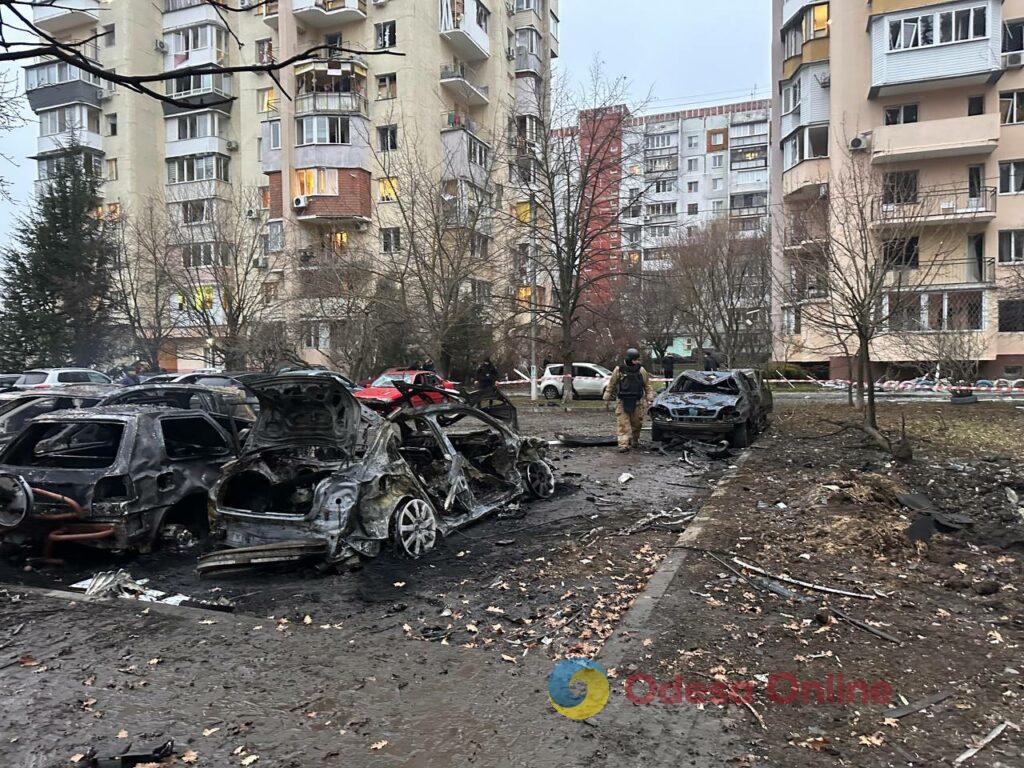 Выбитые окна, сгоревшие автомобили и сирены «скорых»: утро после «прилетов» в Одессе