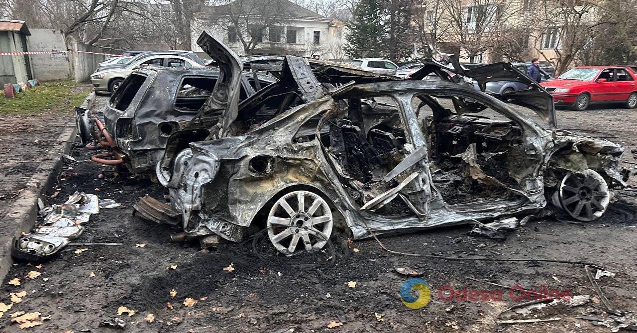 Выбитые окна, сгоревшие автомобили и сирены «скорых»: утро после «прилетов» в Одессе