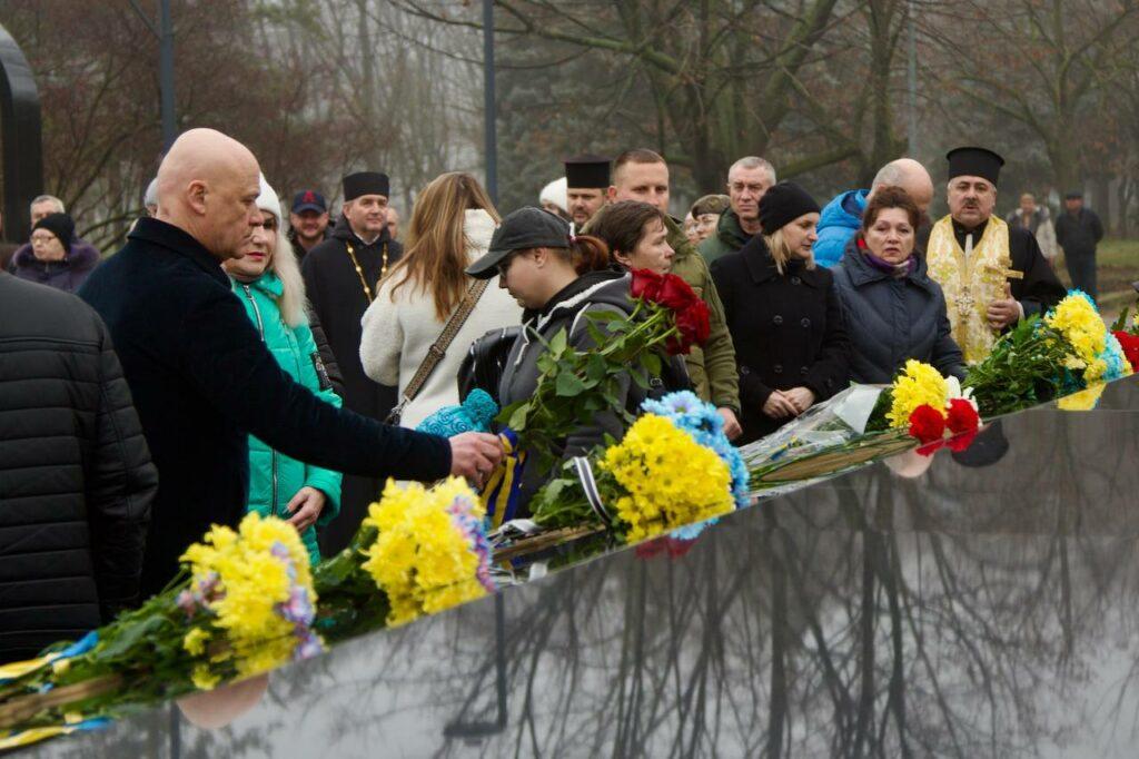 Нова традиція: щомісяця одесити вшановують пам’ять загиблих на війні (фото)