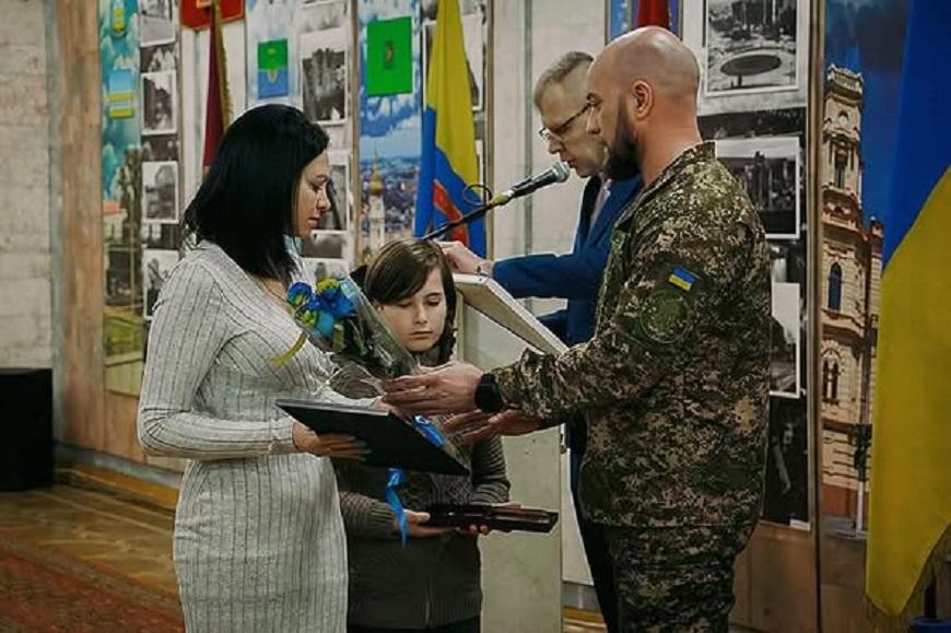 В Одесі родинам загиблих нацгвардійців вручили ордени «За мужність» (фото)