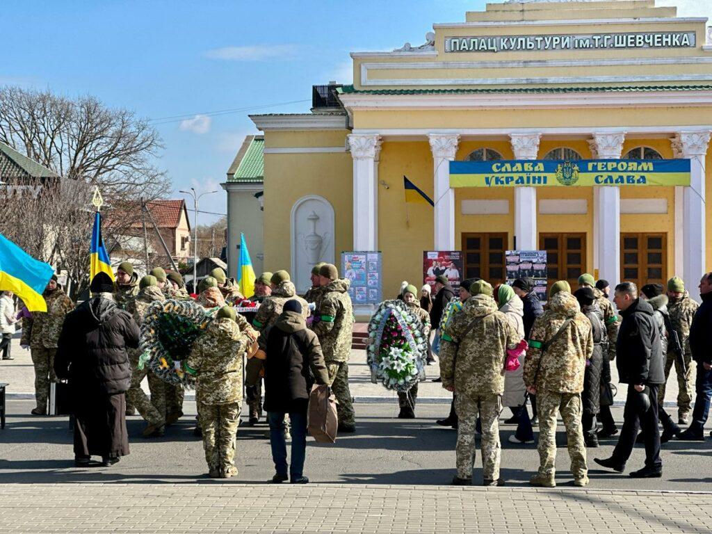 Вернулся на щите: в Одесской области простились с героем-пограничником (фото)