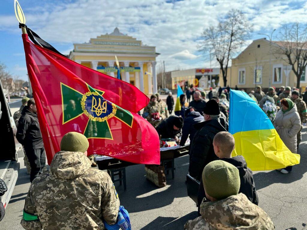 Вернулся на щите: в Одесской области простились с героем-пограничником (фото)