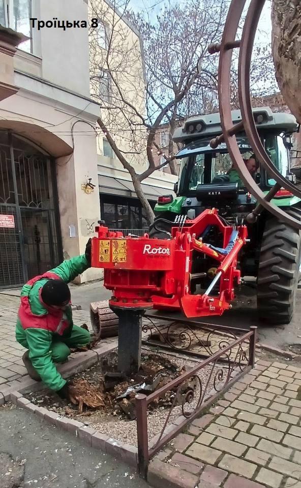 Вниманию водителей: в Одессе на Троицкой корчуют пни