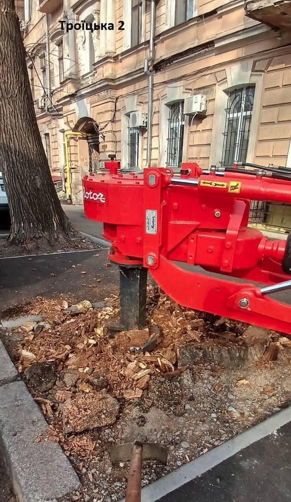 Вниманию водителей: в Одессе на Троицкой корчуют пни