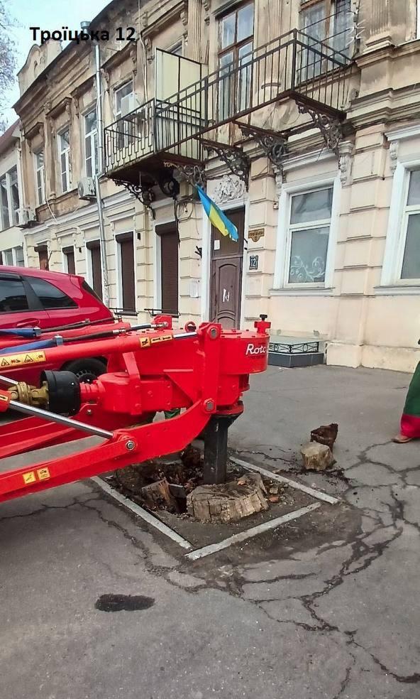 Вниманию водителей: в Одессе на Троицкой корчуют пни