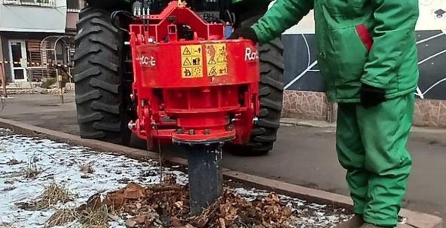 До уваги водіїв: в Одесі на Троїцькій корчують пні