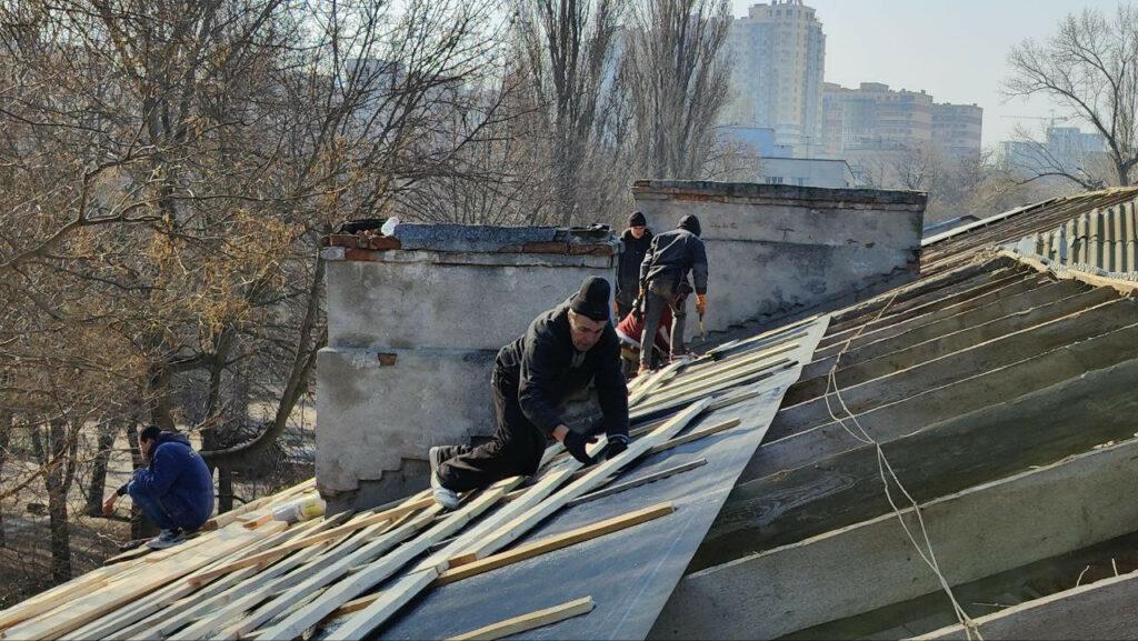 Одеса: на проспекті Шевченка почали відновлювати будинок, що постраждав від «прильотів»