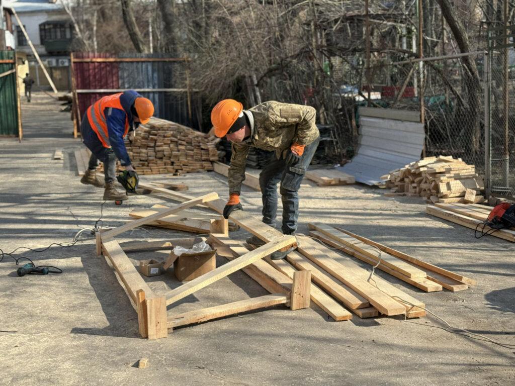 Одеса: на проспекті Шевченка почали відновлювати будинок, що постраждав від «прильотів»