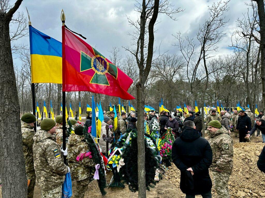 Вернулся на щите: в Одесской области простились с героем-пограничником (фото)