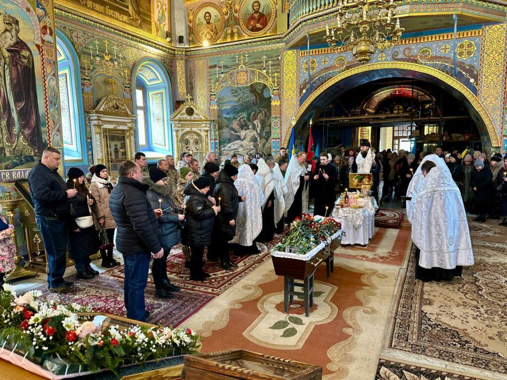 Вернулся на щите: в Одесской области простились с героем-пограничником (фото)