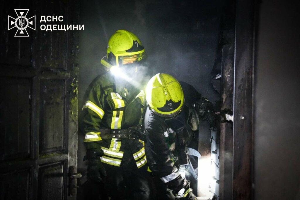 В центре Одессы тушили пожар: спасены две собаки (фото, видео)