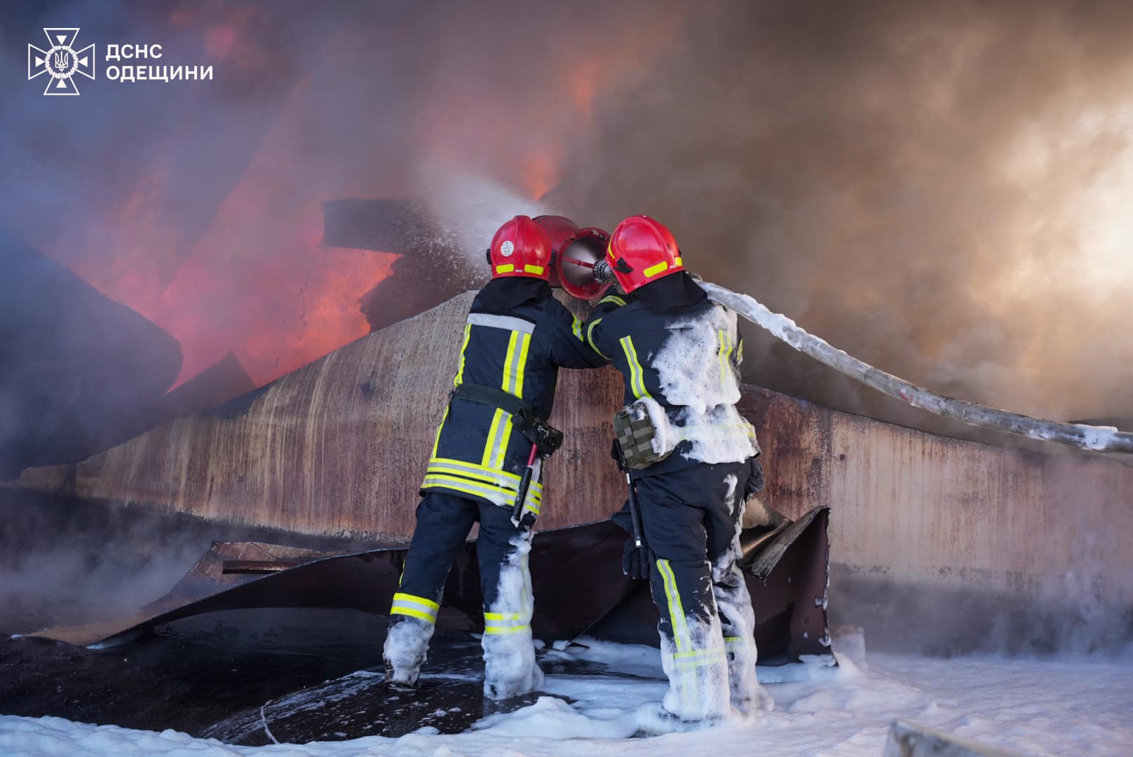 Вісім десятків одеських рятувальників гасили резервуар із залишками нафтопродуктів (фото, відео)