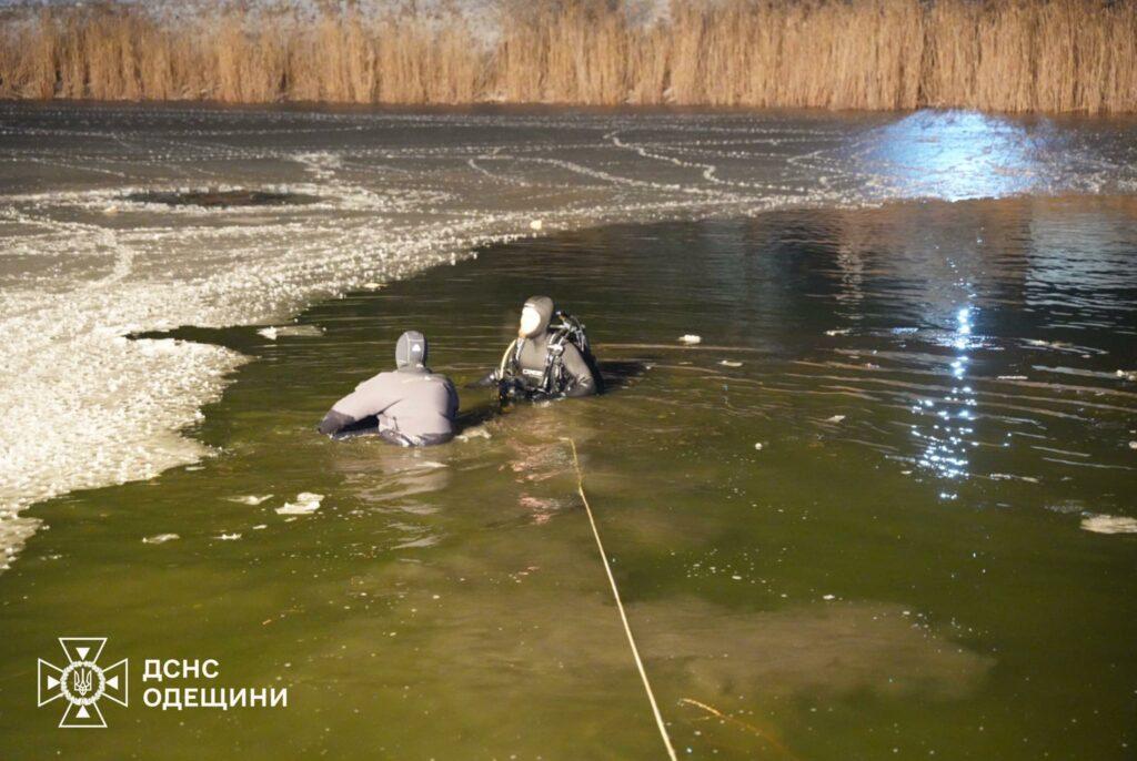 На Одещині водолази знайшли тіла трьох підлітків, які провалилися під лід (фото, відео)