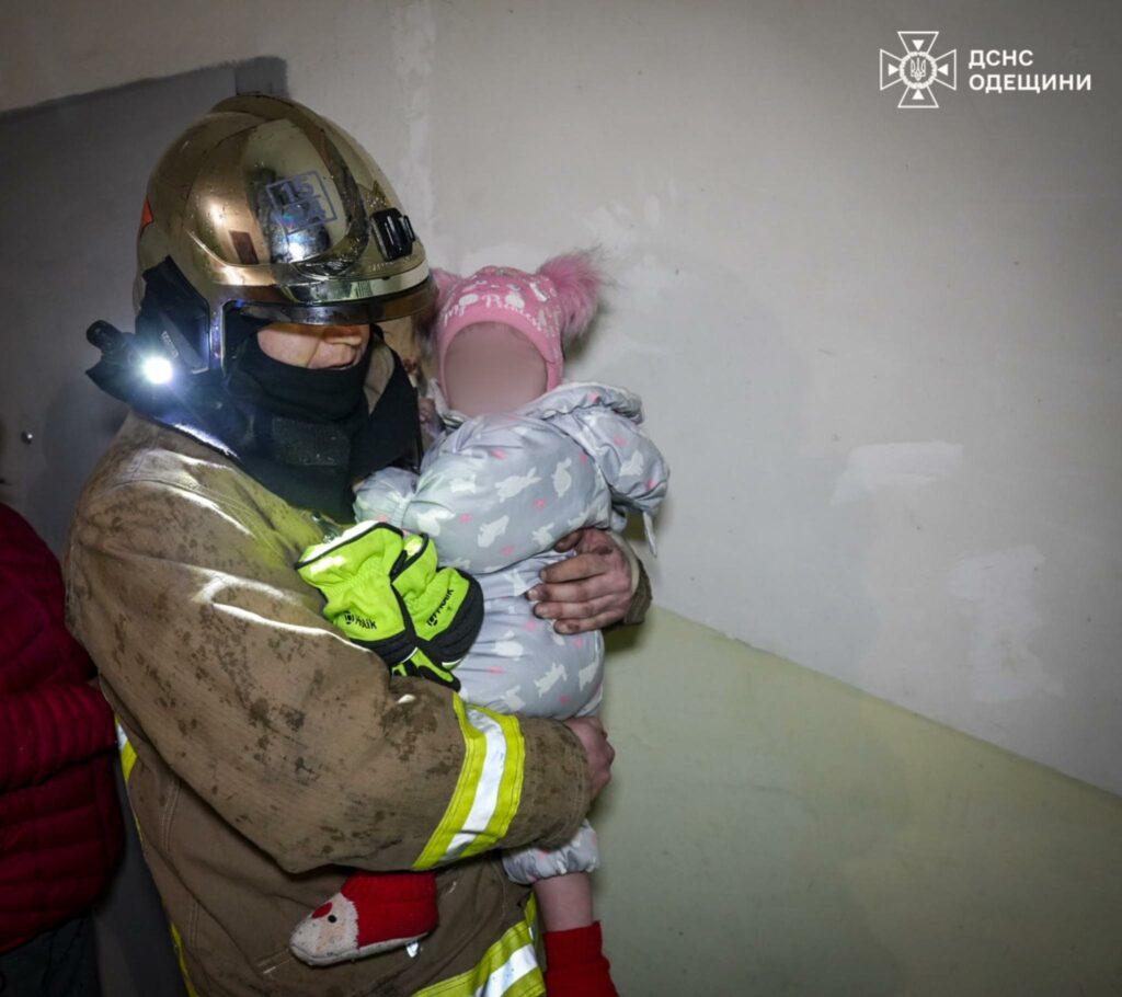 Пожар в жилом доме в Одессе: спасены два человека (фото, видео)