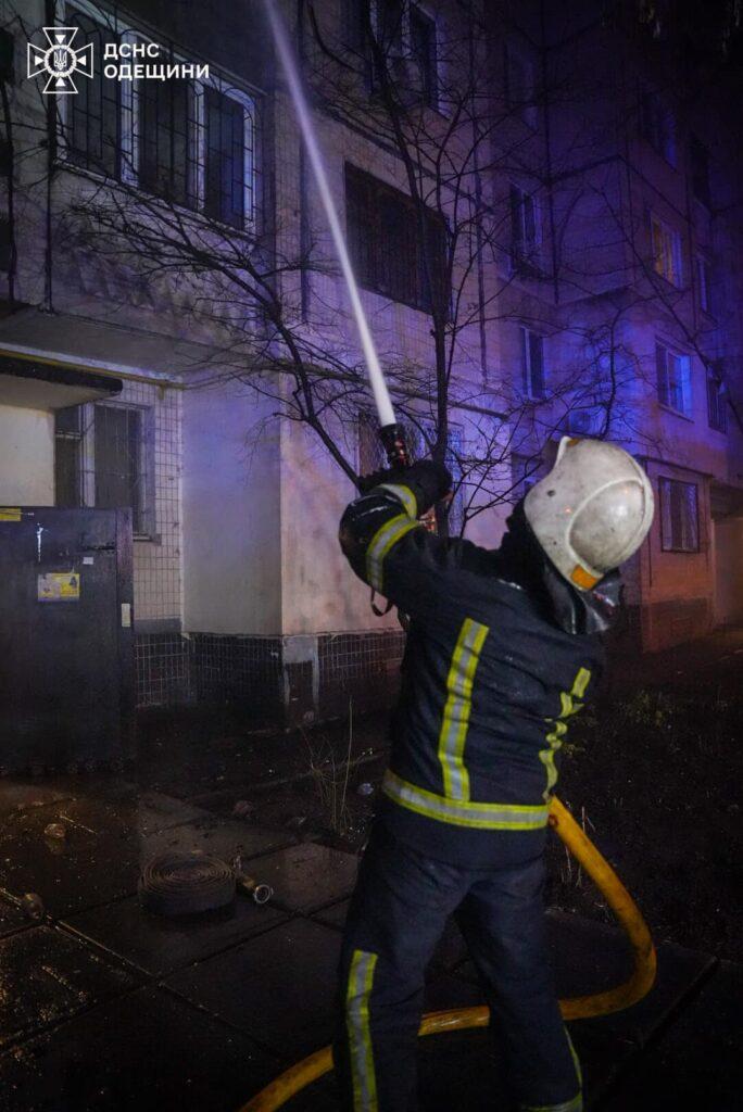 Пожежа у житловому будинку в Одесі: врятовано двох людей (фото, відео)