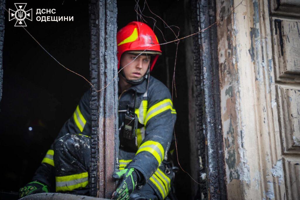 В Одессе на Базарной тушили пожар: спасли двух человек