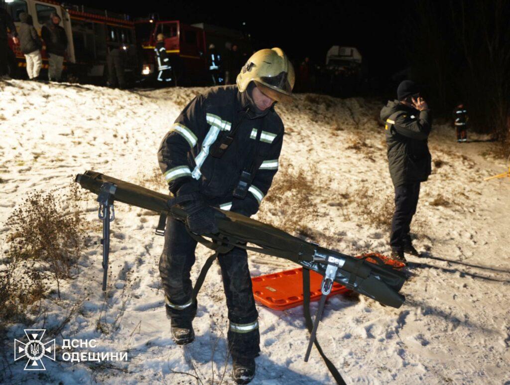 На Одещині водолази знайшли тіла трьох підлітків, які провалилися під лід (фото, відео)