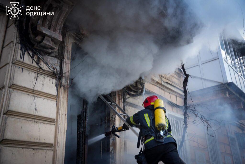 В Одессе на Базарной тушили пожар: спасли двух человек