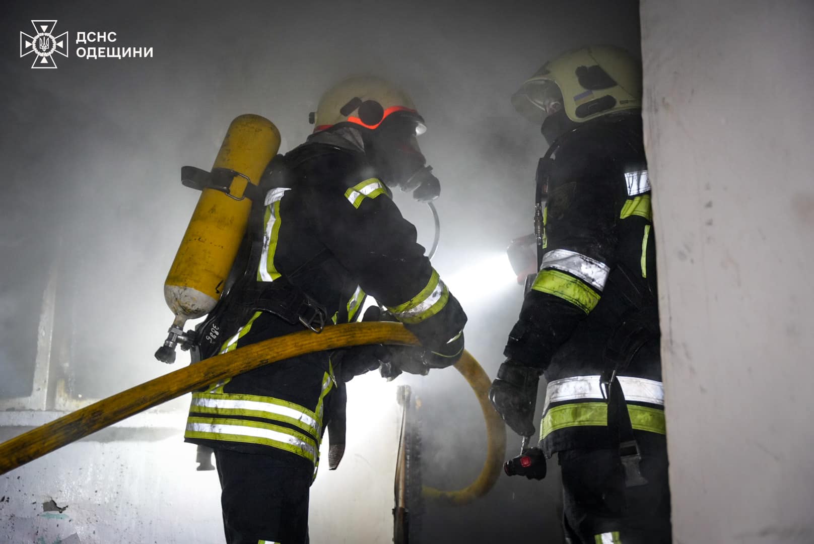 Пожежа у житловому будинку в Одесі: врятовано двох людей (фото, відео)