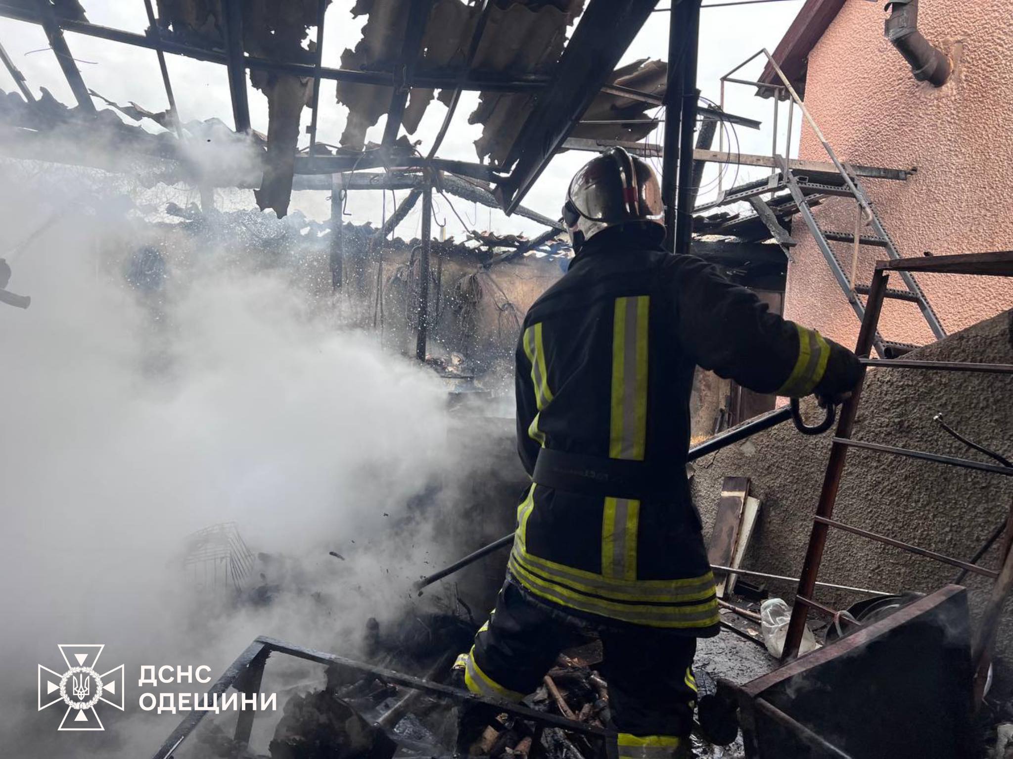 Пожар в Березовском районе: спасатели не дали огню распространиться на жилой дом