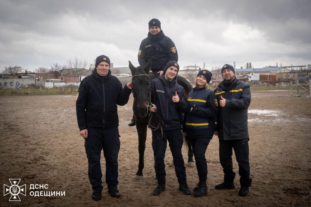 Иппотерапия для пиротехников: в Одессе проводят реабилитационные занятия в конном клубе