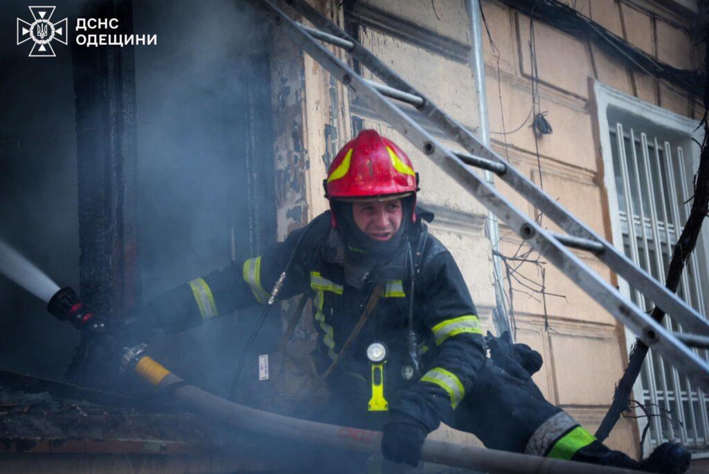 В Одессе на Базарной тушили пожар: спасли двух человек