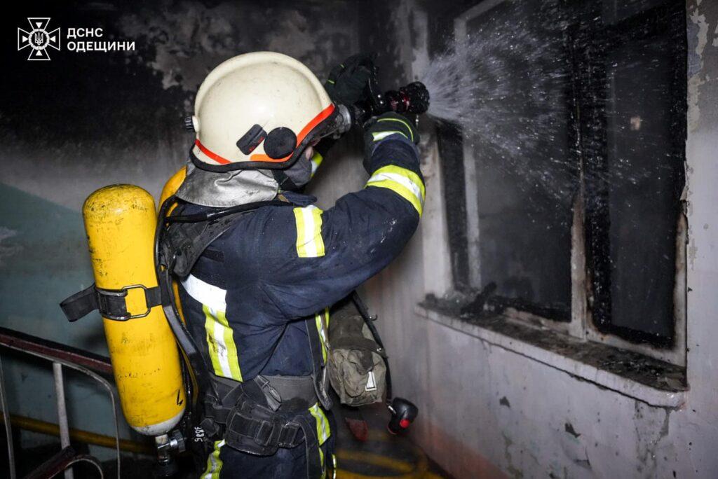 Пожежа у житловому будинку в Одесі: врятовано двох людей (фото, відео)