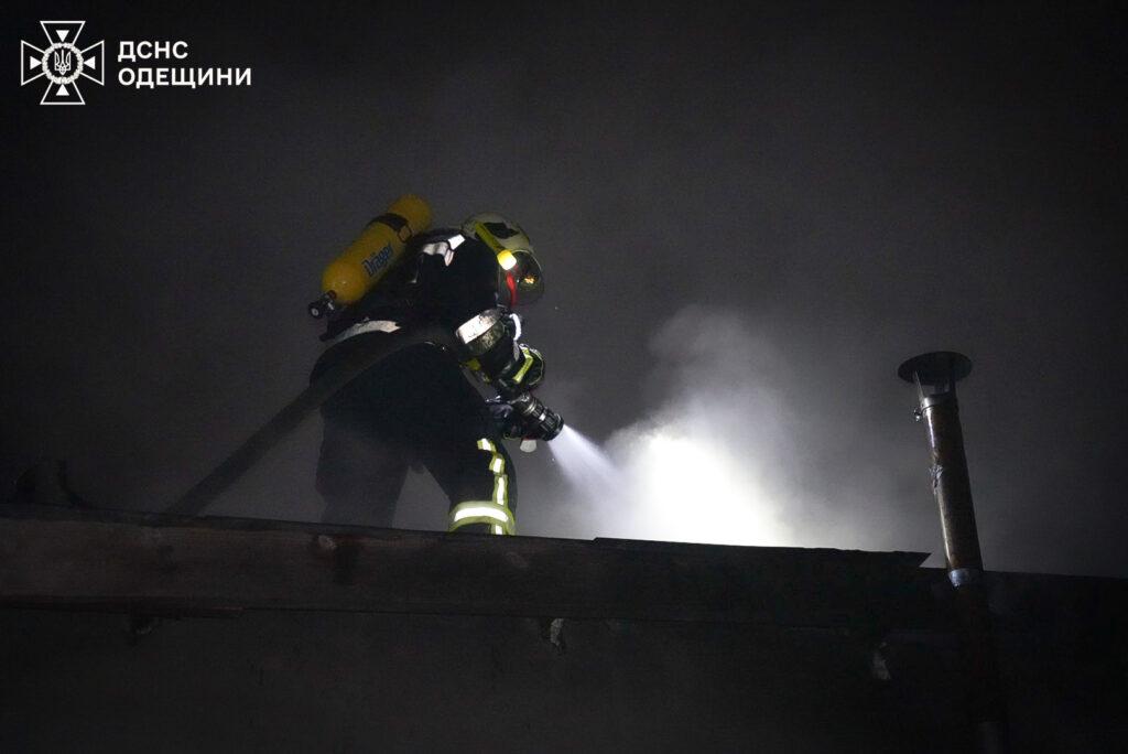 Вночі майже 40 вогнеборців гасили пожежу в Одесі (фото, відео)