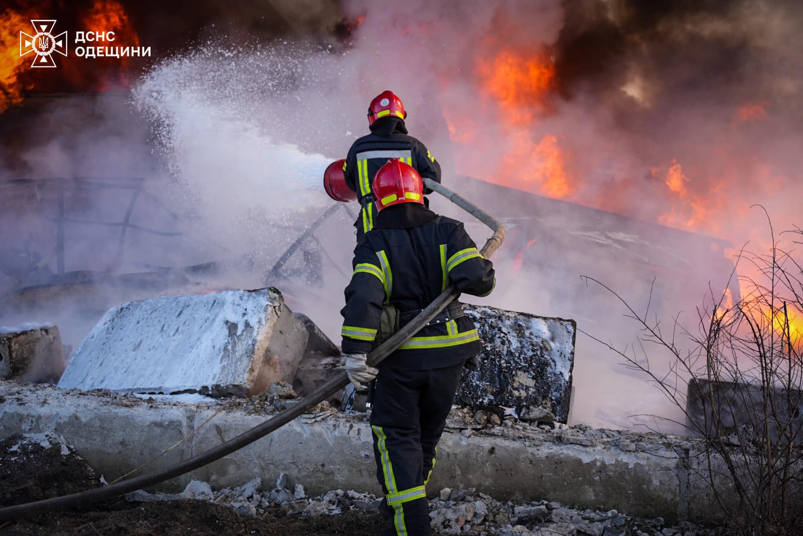 Вісім десятків одеських рятувальників гасили резервуар із залишками нафтопродуктів (фото, відео)