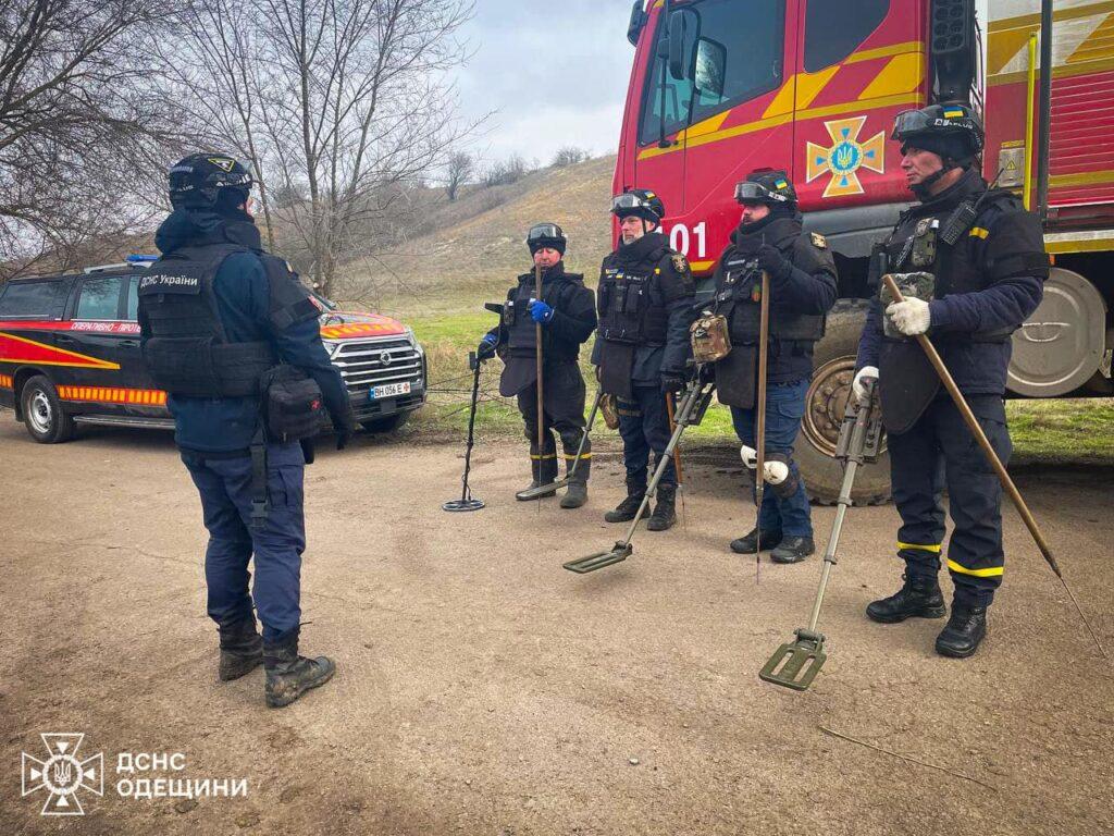 Одеські піротехніки розміновують деокуповані території (фото)