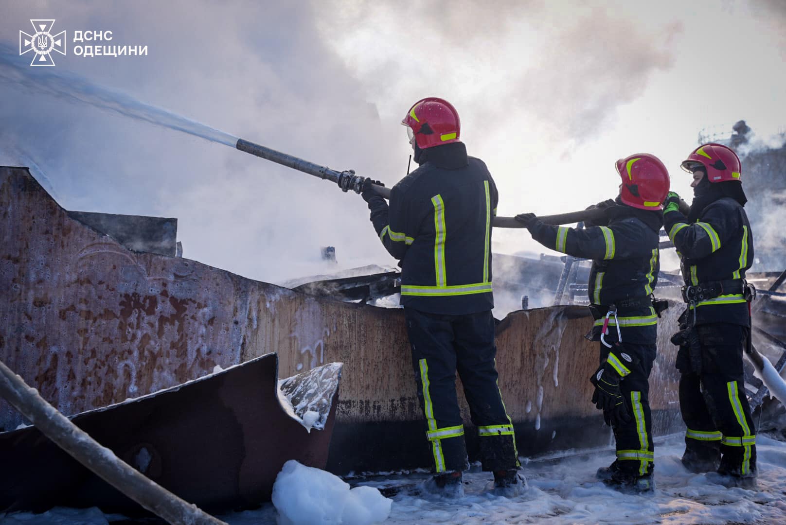 Вісім десятків одеських рятувальників гасили резервуар із залишками нафтопродуктів (фото, відео)