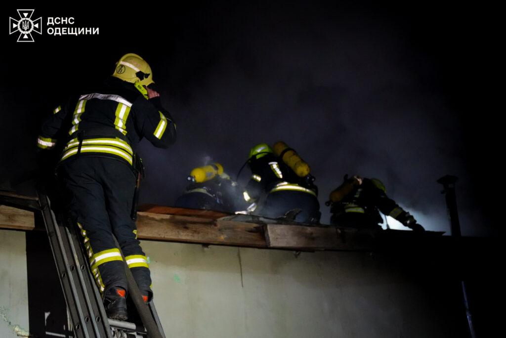 Вночі майже 40 вогнеборців гасили пожежу в Одесі (фото, відео)