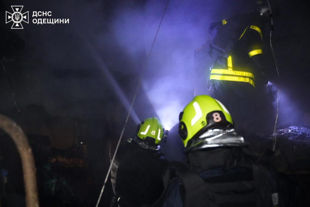 Вночі майже 40 вогнеборців гасили пожежу в Одесі (фото, відео)