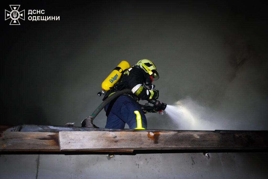 Вночі майже 40 вогнеборців гасили пожежу в Одесі (фото, відео)