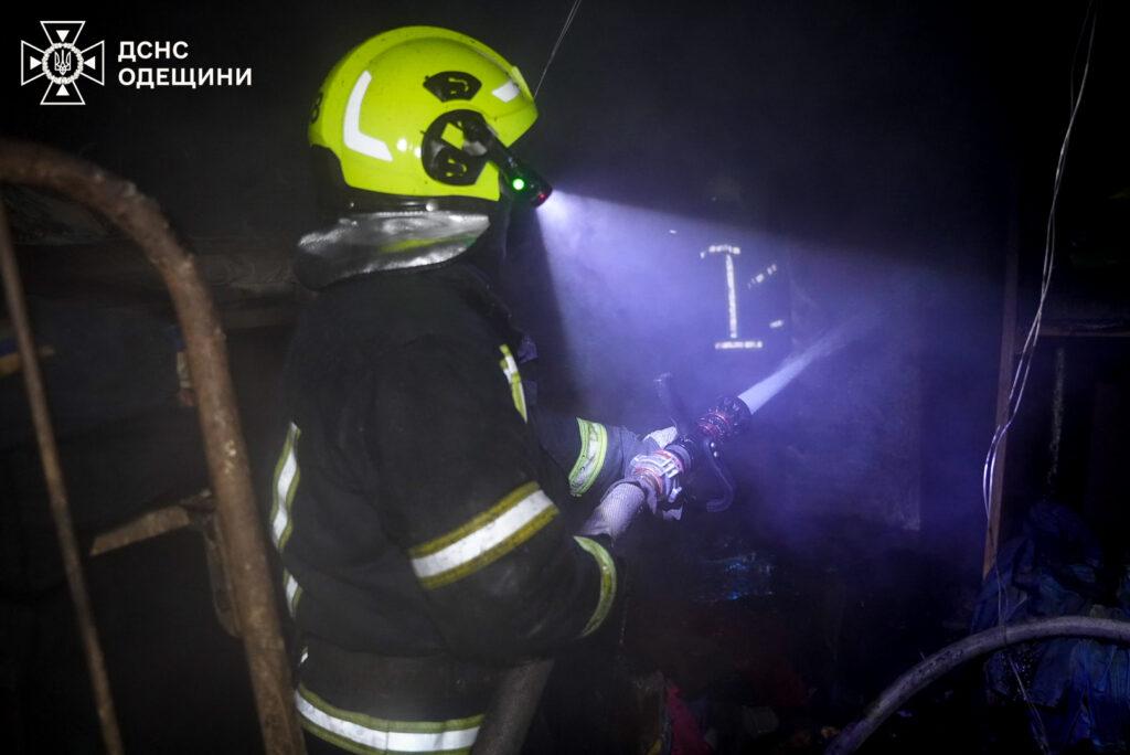 Вночі майже 40 вогнеборців гасили пожежу в Одесі (фото, відео)