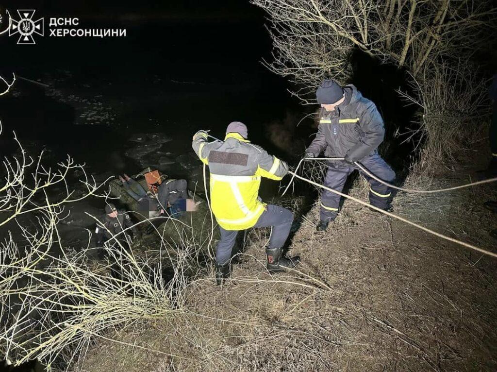 Провалились под лед: в Херсонской области обнаружили тела трех утонувших детей (фото)