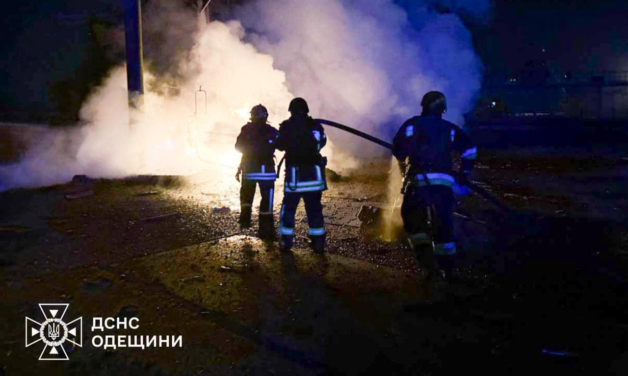 Массированная российская атака на Одесскую область: в ГСЧС показали фото ликвидации последствий