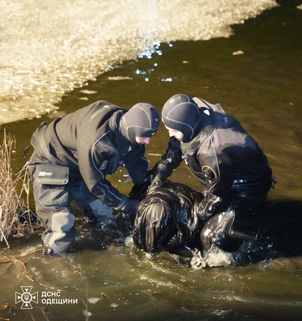 На Одещині водолази знайшли тіла трьох підлітків, які провалилися під лід (фото, відео)