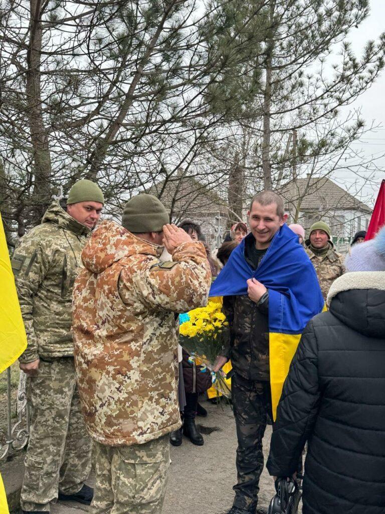 У місті на Одещині зустріли прикордонника, який повернувся з полону (фото)