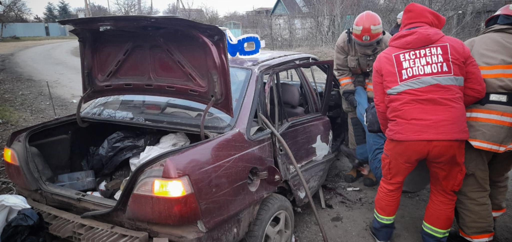 Под Одессой мужчину вытаскивали из искореженного автомобиля