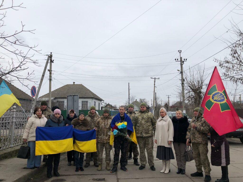 У місті на Одещині зустріли прикордонника, який повернувся з полону (фото)