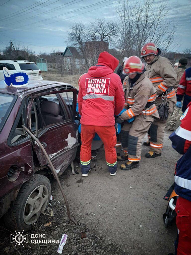 Под Одессой мужчину вытаскивали из искореженного автомобиля