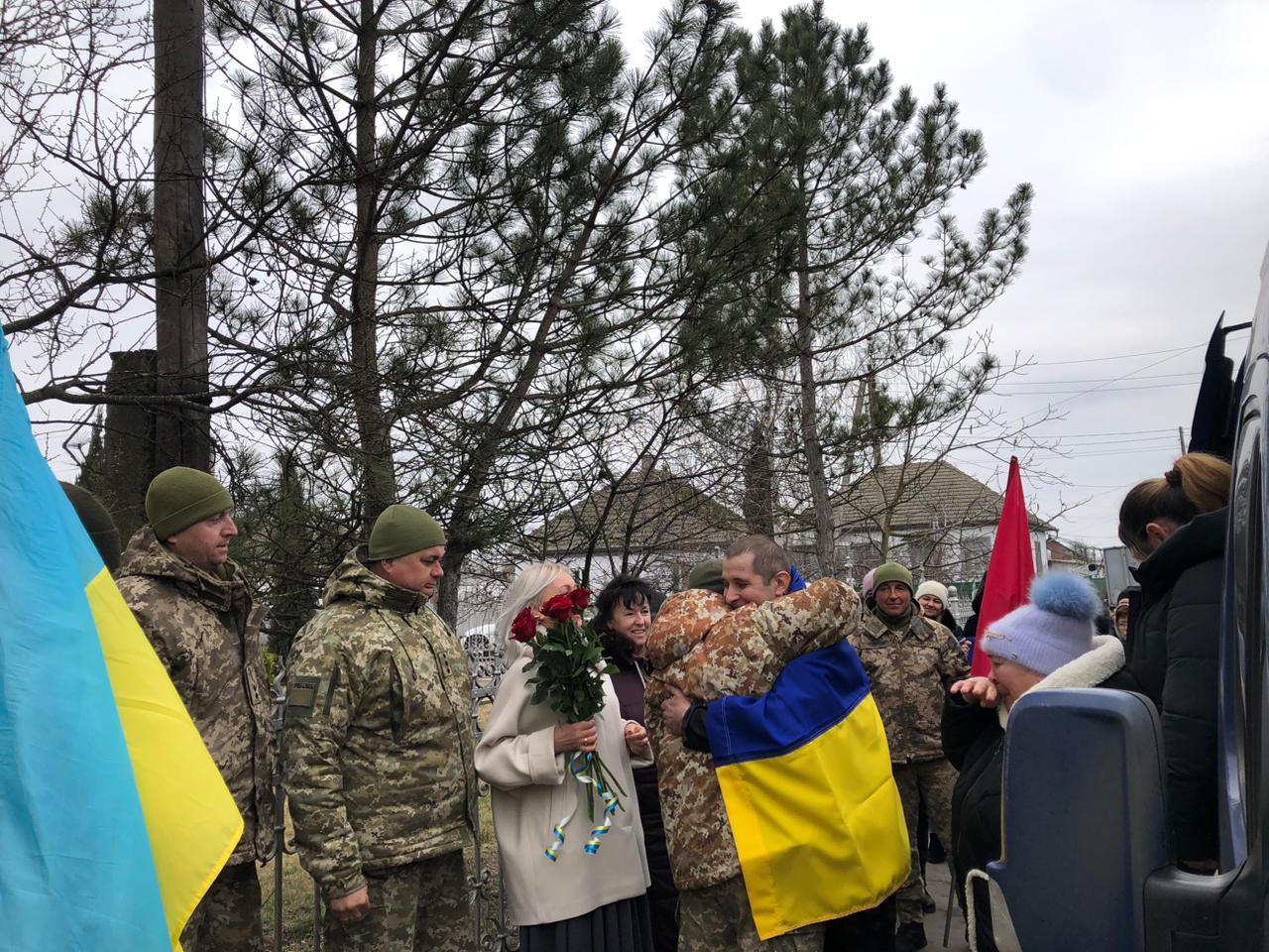 У місті на Одещині зустріли прикордонника, який повернувся з полону (фото)