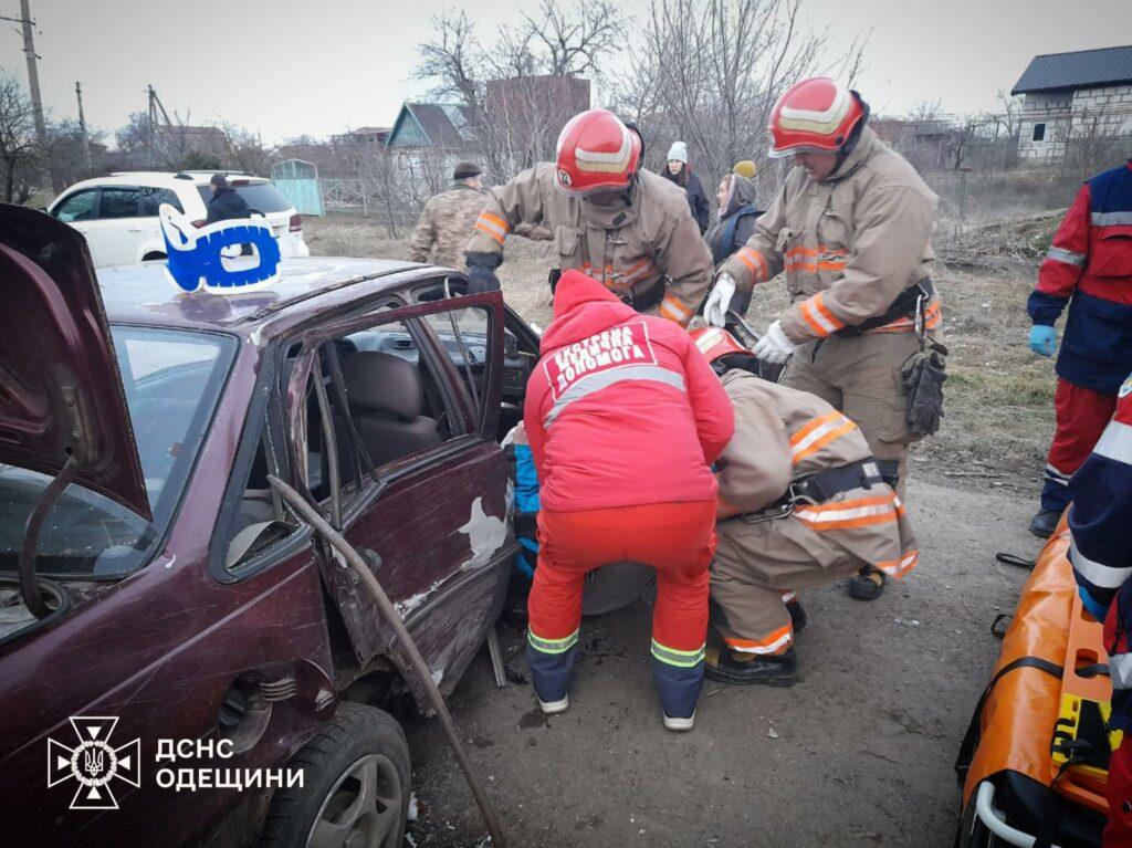 Под Одессой мужчину вытаскивали из искореженного автомобиля