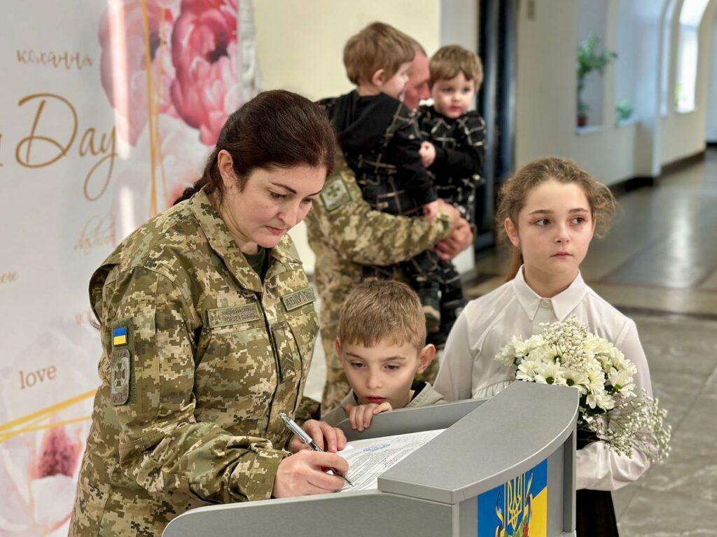 В Одесской области в День святого Валентина поженилась пара пограничников (фото)