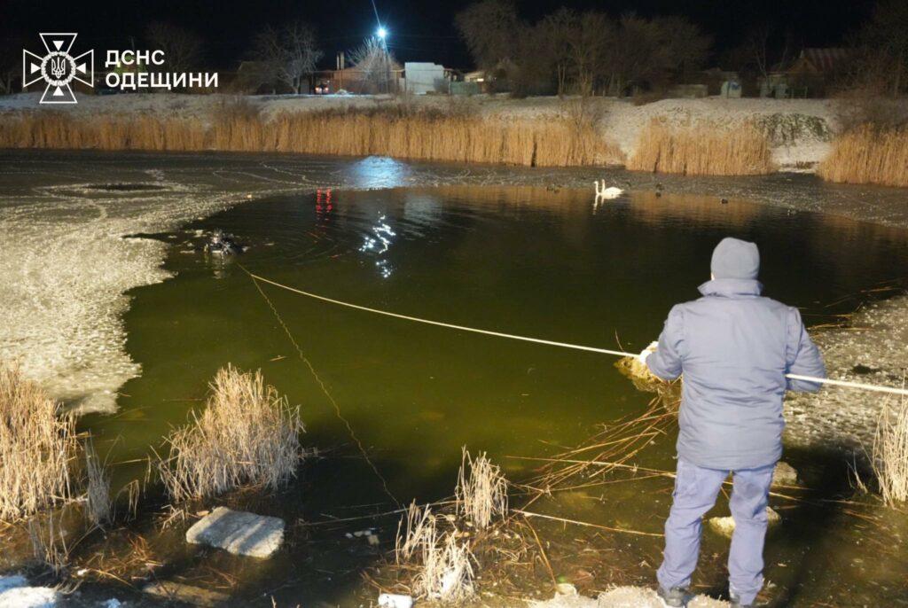 На Одещині водолази знайшли тіла трьох підлітків, які провалилися під лід (фото, відео)