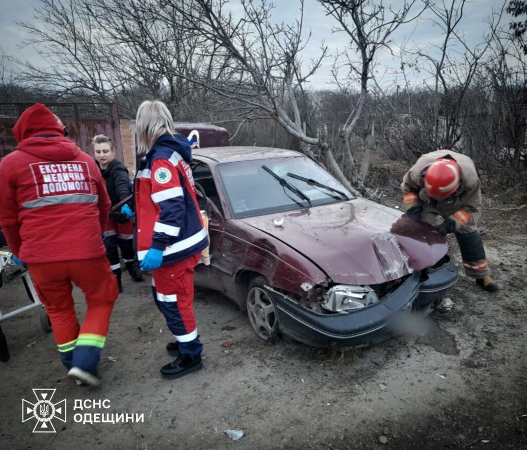 Под Одессой мужчину вытаскивали из искореженного автомобиля